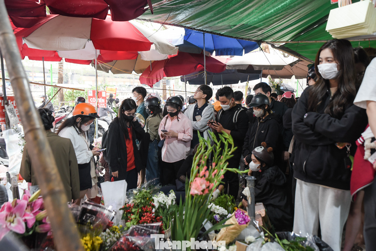 Được biết, hoa tươi gói sẵn hiện tại đã "cháy hàng" nên các bạn trẻ phải đứng chờ những người bán hoa gói, thiết kế bó hoa theo đúng ý muốn của mình.