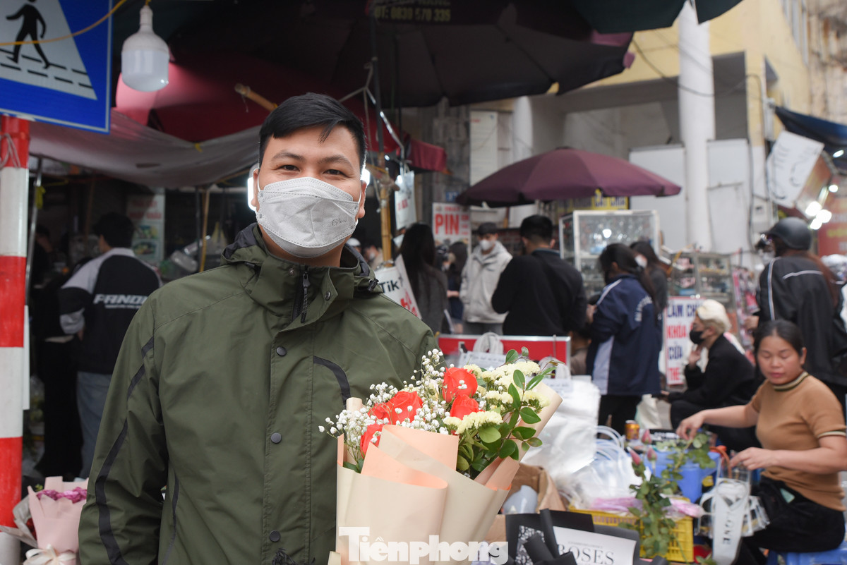 "Mình mua hoa để tặng người yêu, giá bó này là 150 ngàn cho 5 bông hồng, với mình dịp 8/3 thì cũng hợp lý", anh Việt Dũng (Đống Đa, Hà Nội) nói.