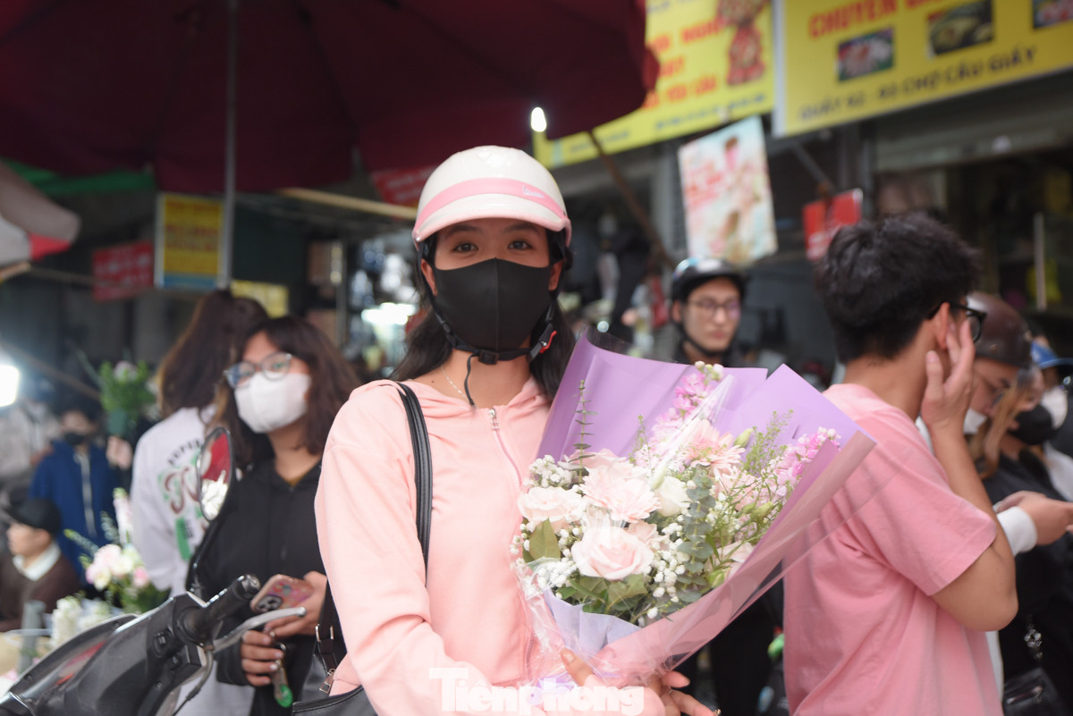 Ai nấy đều rất vui khi mua được bó hoa ưng ý để tặng người thân mặc dù phải xếp hàng chờ đợi khá lâu.