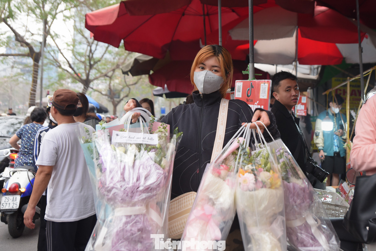 Ai nấy đều rất vui khi mua được bó hoa ưng ý để tặng người thân mặc dù phải xếp hàng chờ đợi khá lâu.