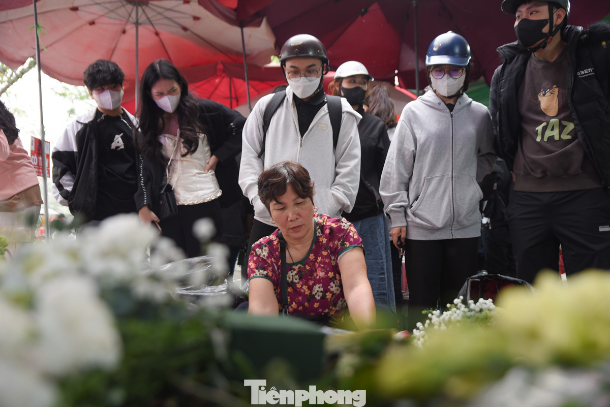 Được biết, hoa tươi gói sẵn hiện tại đã "cháy hàng" nên các bạn trẻ phải đứng chờ những người bán hoa gói, thiết kế bó hoa theo đúng ý muốn của mình.