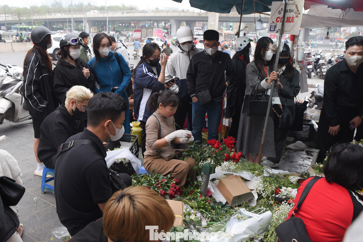 Chiều 7/3, lượng khách ghé mua hoa tại đường Nguyễn Khang tăng đột biến, đa số là các bạn trẻ đến xếp hàng để mua hoa tươi nhân dịp ngày Quốc tế Phụ nữ 8/3.