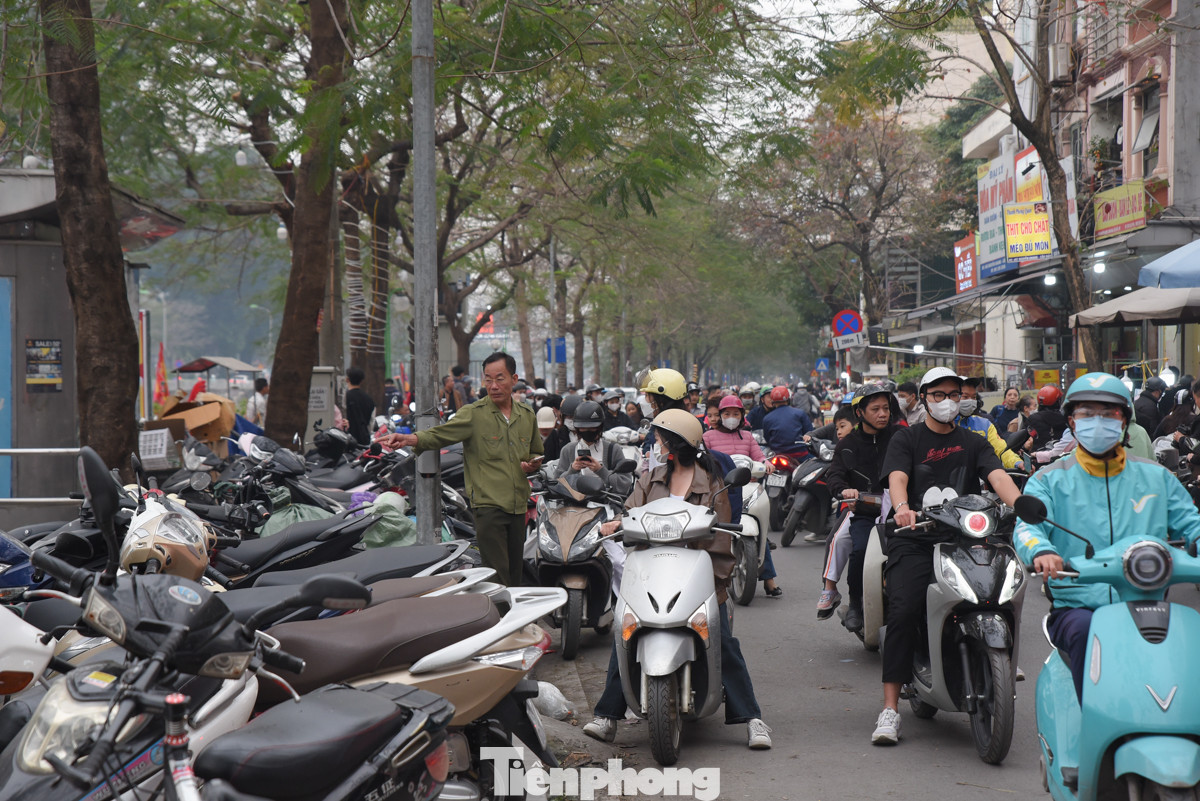 Xe máy của người đến mua hoa xếp kín đường Nguyễn Khang.