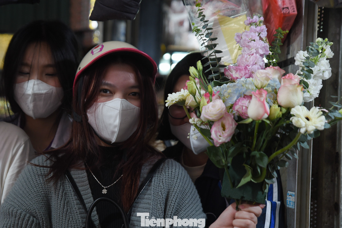 "Tôi đứng đây hơn 1 tiếng rồi, cầm sẵn hoa đã chọn nhưng vẫn chưa tới lượt gói", chị Nguyễn Minh Hằng (Cầu Giấy, Hà Nội) chia sẻ.