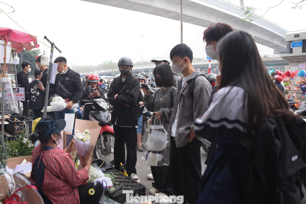 Nhiều bạn nam đến tận cửa hàng để chọn bó hoa ưng ý nhất.