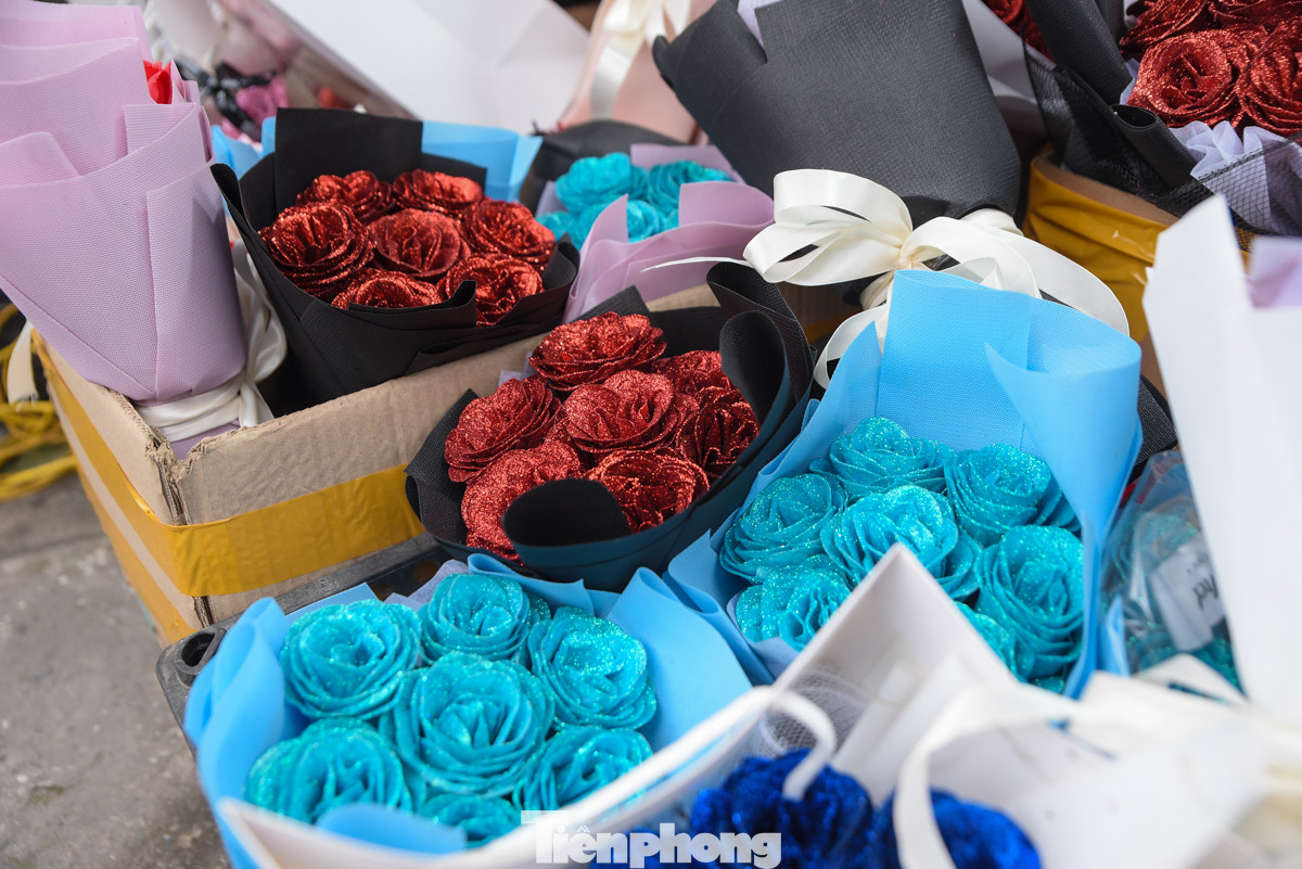 Ngoài hoa tươi còn có hoa sáp, tuy nhiên loại hoa "không tàn" này không được ưa chuộng mấy dịp 8/3.