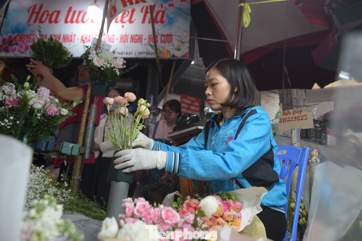 Cô Việt Hà (Chủ tiệm hoa tại đường Nguyễn Khang) chia sẻ: "Gần như từ hôm qua tới nay tôi gói hoa không kịp nghỉ tay, tiệm 4 người làm cũng không kịp phục vụ khách hàng. Giá hoa 8/3 cũng không tăng quá nhiều so với ngày thường, mỗi bó chỉ hơn khoảng 20 đến 30 ngàn do hoa dịp này nhập cũng mắc hơn".