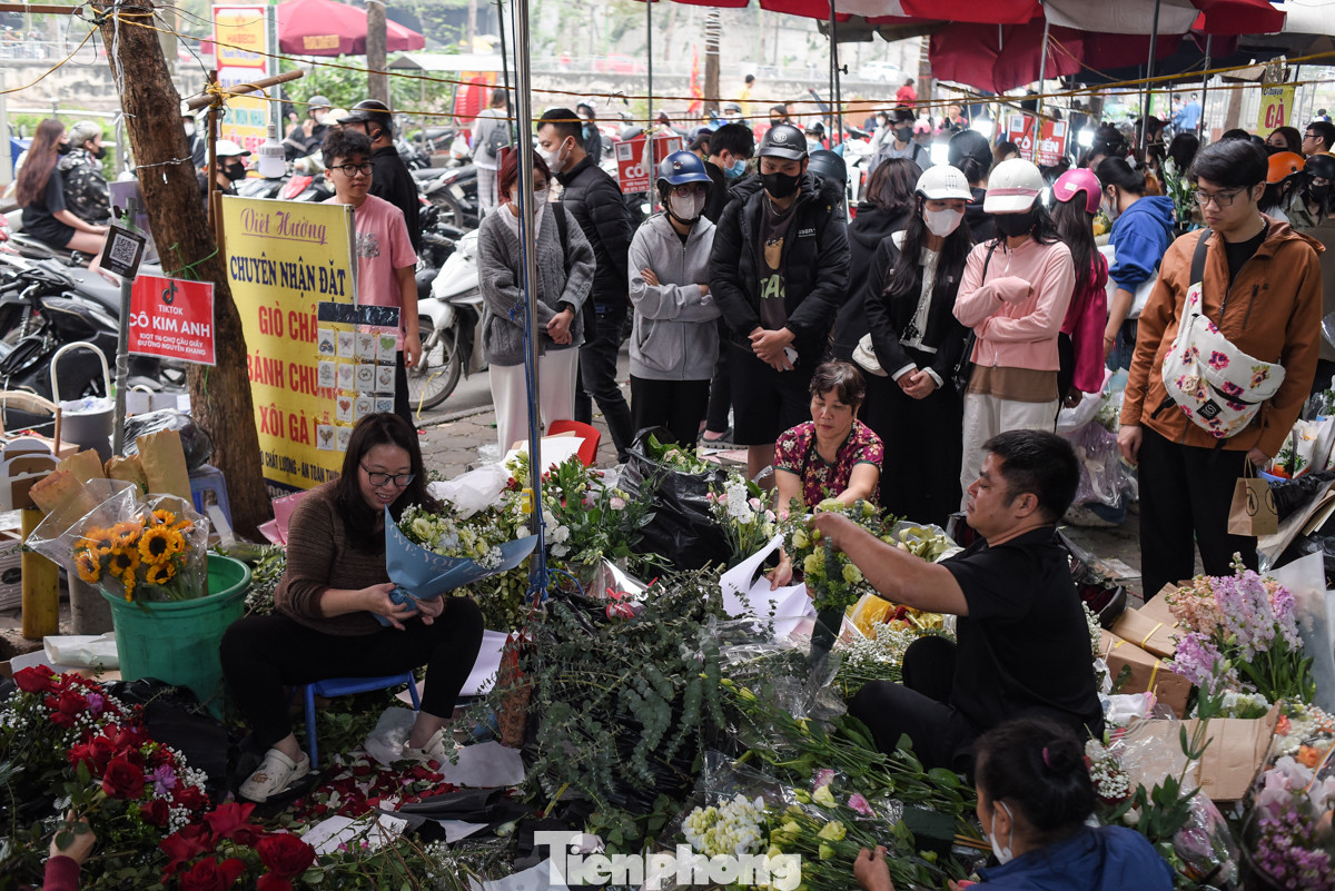 Các chủ tiệm hoa tập trung cao độ cả ngày và đêm không nghỉ tay để làm hoa cho khách.