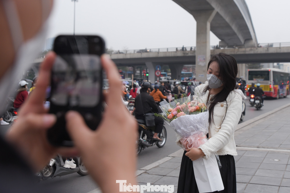 Một số bạn nam tranh thủ chụp hình cho người yêu để lưu lại kỷ niệm đáng nhớ.