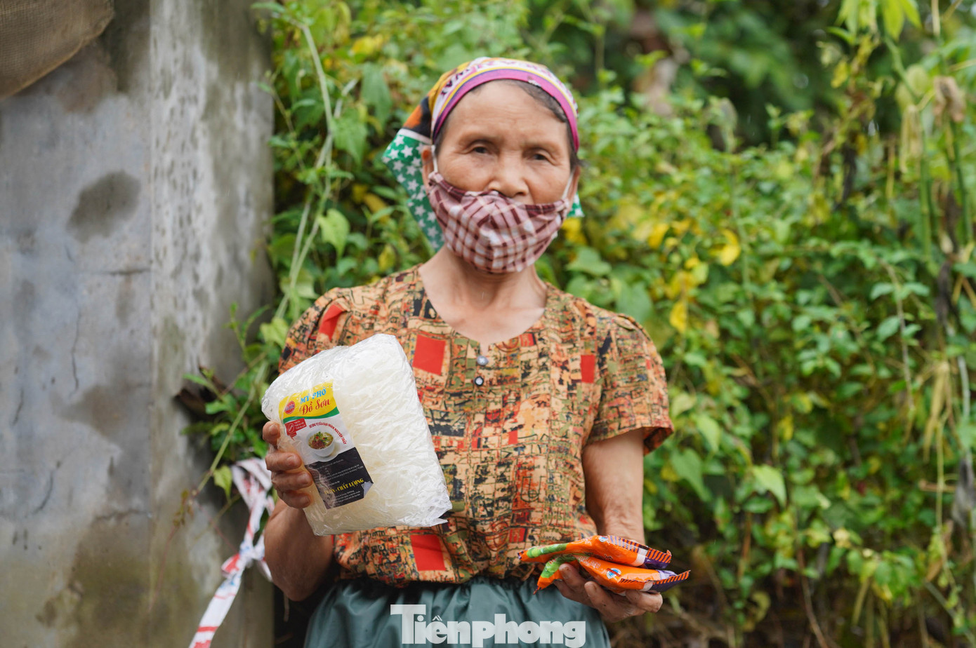 Bà Phùng Thị Liên (thôn Nhân Lý) không giấu được niềm vui và xúc động khi nhận được sự hỗ trợ kịp thời. "Người Việt luôn có tinh thần tương thân tương ái, tình làng nghĩa xóm, đặc biệt vào lúc mưa lũ thế này. Tôi rất hạnh phúc khi được mọi người hỗ trợ, chỉ mong nước nhanh rút để chúng tôi trở về cuộc sống thường ngày", bà Liên chia sẻ.