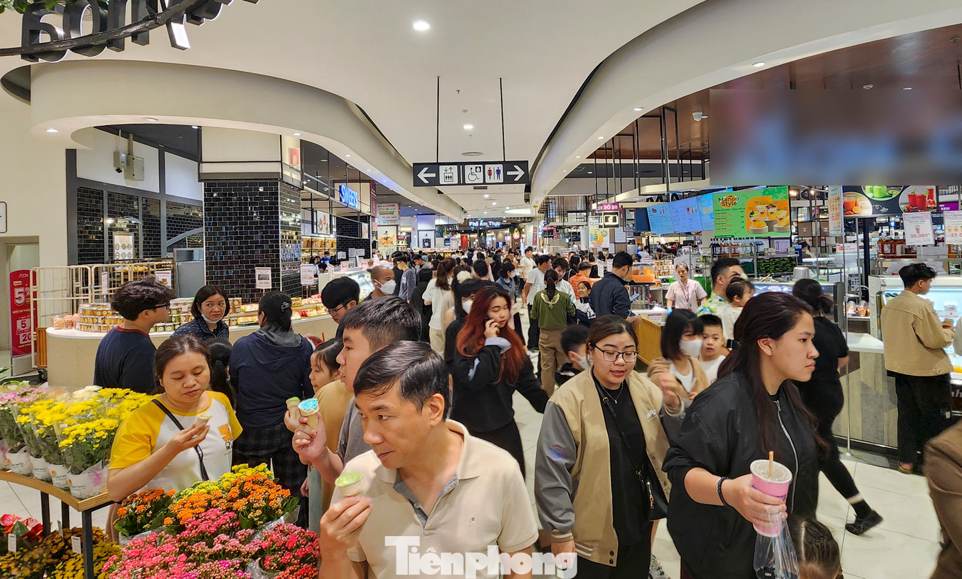 Trong dịp nghỉ lễ Giỗ Tổ Hùng Vương, các trung tâm thương mại ở Hà Nội đang trở thành điểm đến thu hút đông đảo người dân đến vui chơi và mua sắm. Trong dịp nghỉ lễ Giỗ Tổ Hùng Vương, các trung tâm thương mại ở Hà Nội đang trở thành điểm đến thu hút đông đảo người dân đến vui chơi và mua sắm.