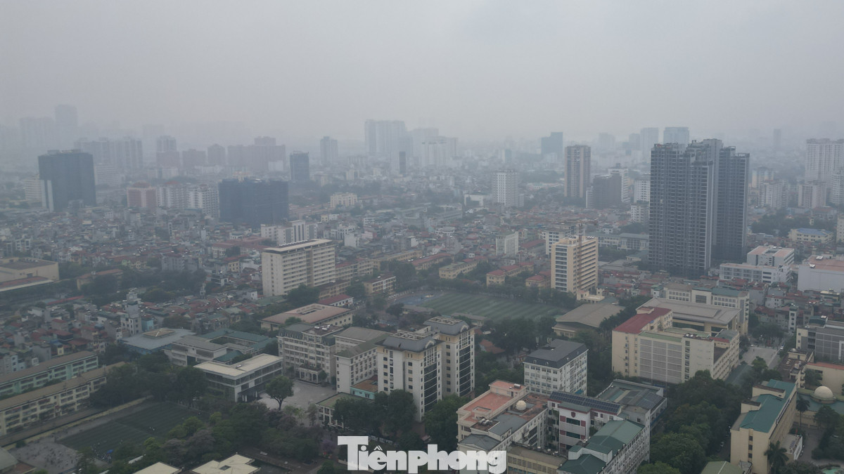 Không khí đặc quánh khiến người dân chỉ có thể quan sát những tòa nhà khi ở khoảng cách gần.