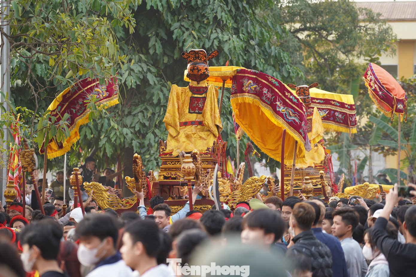 Từ khoảng 15h, rất đông người dân đã có mặt tại Đình làng Đông Lai để thực hiện lễ tế và rước kiệu quanh đình làng.