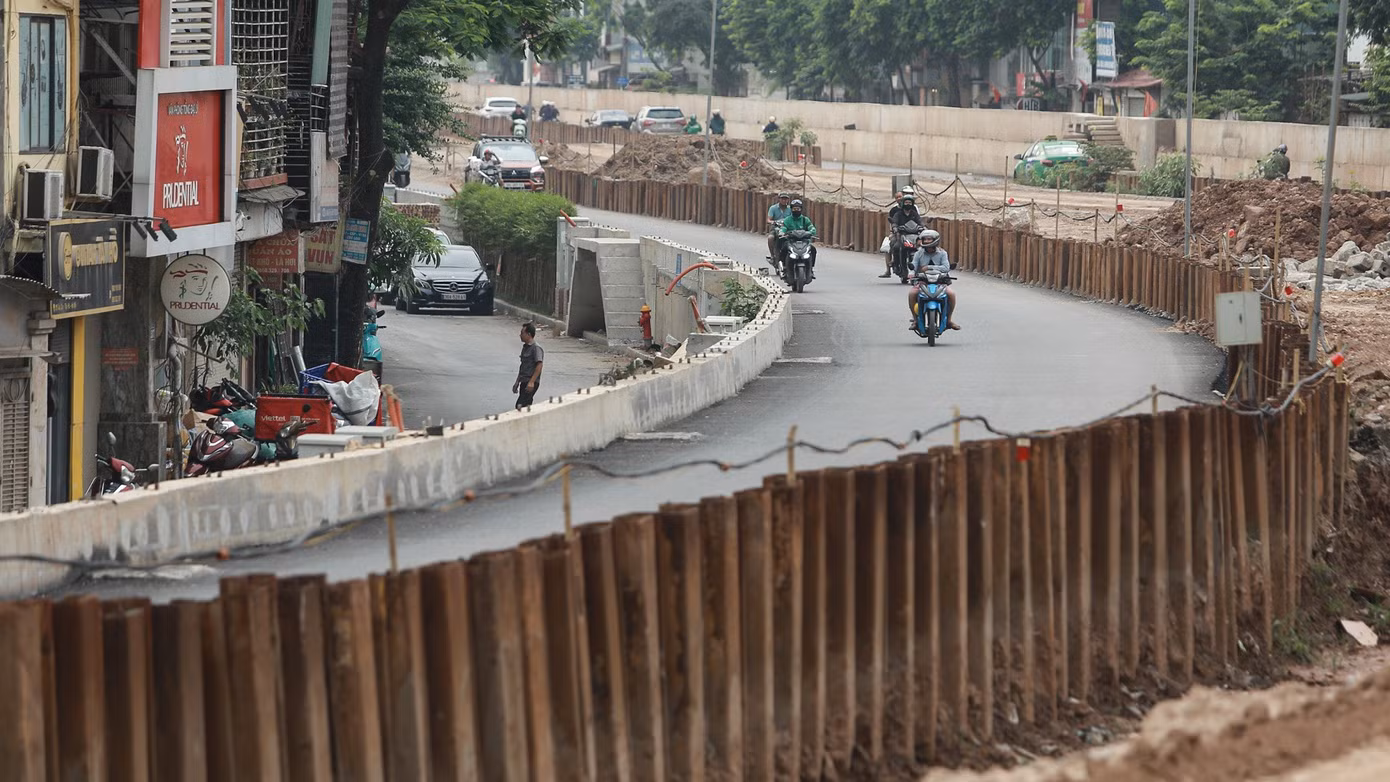 Hồi tháng 3/2024, lãnh đạo UBND thành phố Hà Nội yêu cầu các đơn vị liên quan tập trung thi công, hoàn thành dự án trước ngày 30/6. Ban Quản lý dự án đầu tư xây dựng công trình giao thông Hà Nội thời điểm đó cũng cam kết hoàn thành dự án theo yêu cầu của thành phố. Hồi tháng 3/2024, lãnh đạo UBND thành phố Hà Nội yêu cầu các đơn vị liên quan tập trung thi công, hoàn thành dự án trước ngày 30/6. Ban Quản lý dự án đầu tư xây dựng công trình giao thông Hà Nội thời điểm đó cũng cam kết hoàn thành dự án theo yêu cầu của thành phố.