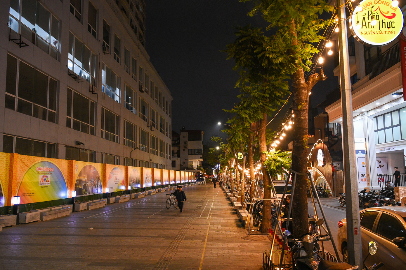 Tại đoạn giữa phố ẩm thực cũng chỉ lác đác người đi lại. Tại đoạn giữa phố ẩm thực cũng chỉ lác đác người đi lại.