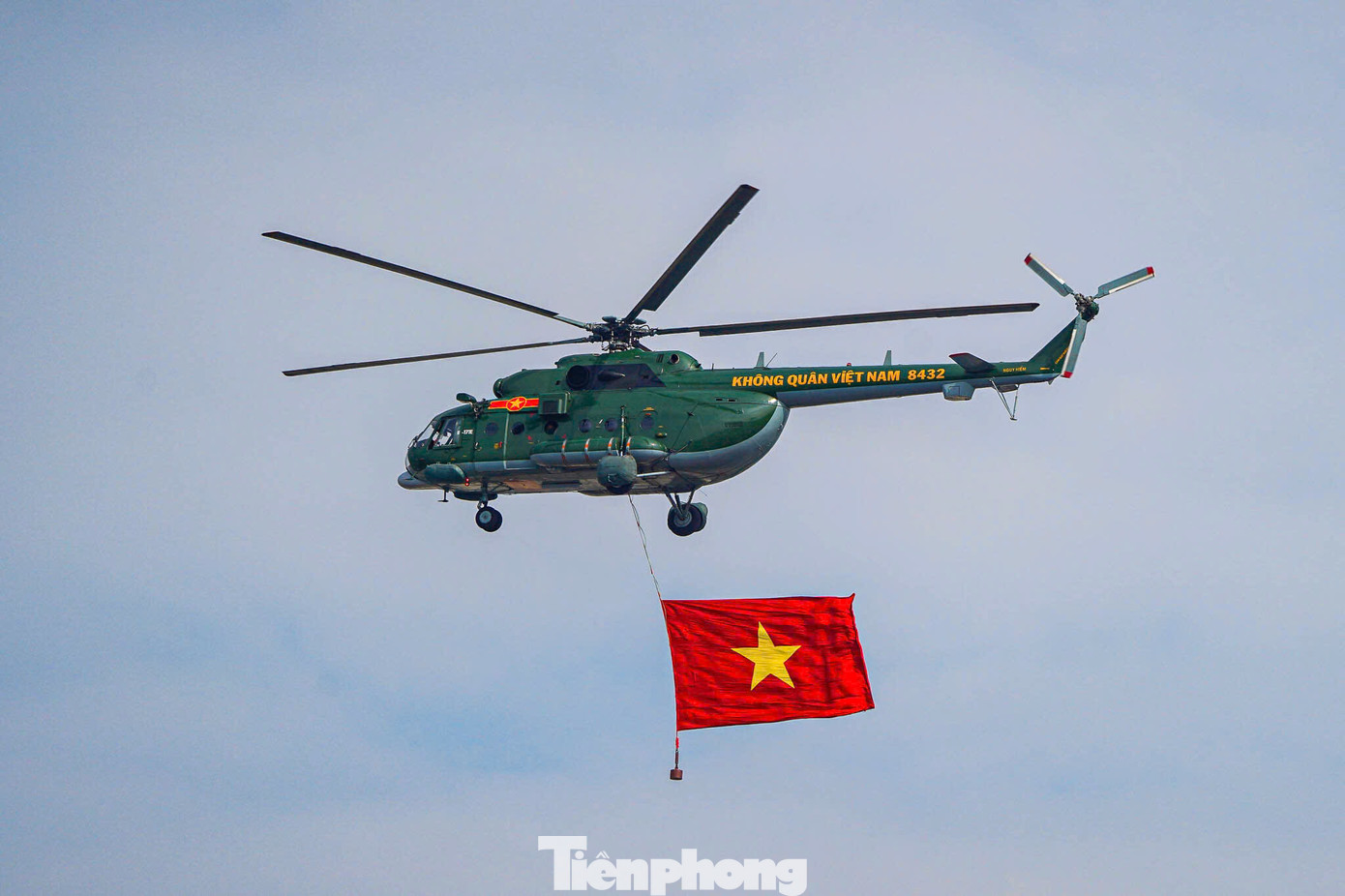 Các biên đội trực thăng Mi mang theo cờ, bay tầm thấp theo đội hình 3-4-3.