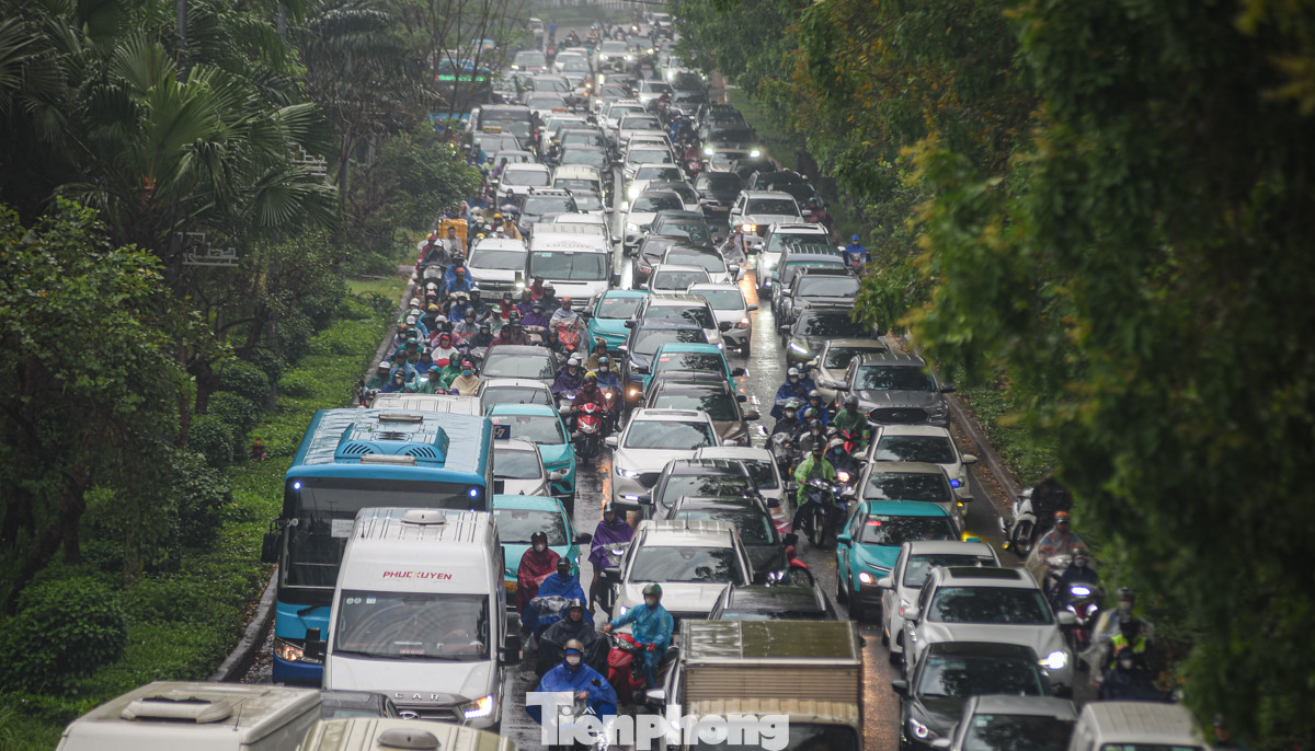 Tại Đường Láng, các phương tiện phải di chuyển từng chút một khi lưu lượng giao thông lớn lúc 17 giờ 30 phút.