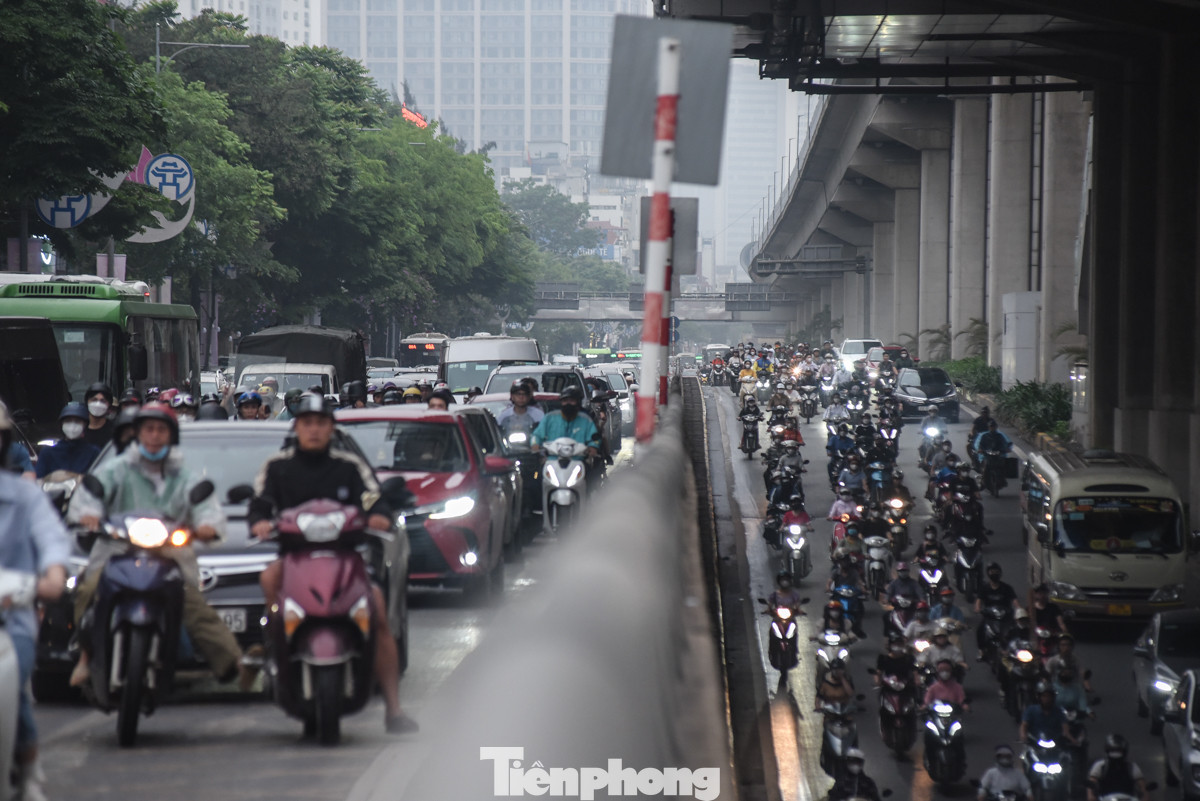 "Ngày đầu tiên đi làm trở lại sáng hay chiều cũng tắc cứng thật sự rất mệt mỏi", anh Lê Văn Trọng (quận Thanh Xuân) chia sẻ. Đến khoảng hơn 18 giờ, trời tạnh mưa, tuy nhiên đường phố Hà Nội nhiều điểm vẫn tắc nghẽn.