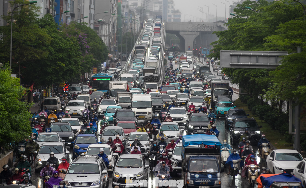 Đường Trường Chinh ùn tắc kéo dài, lối xuống Vành đai 2 ôtô nhích từng chút một để di chuyển.