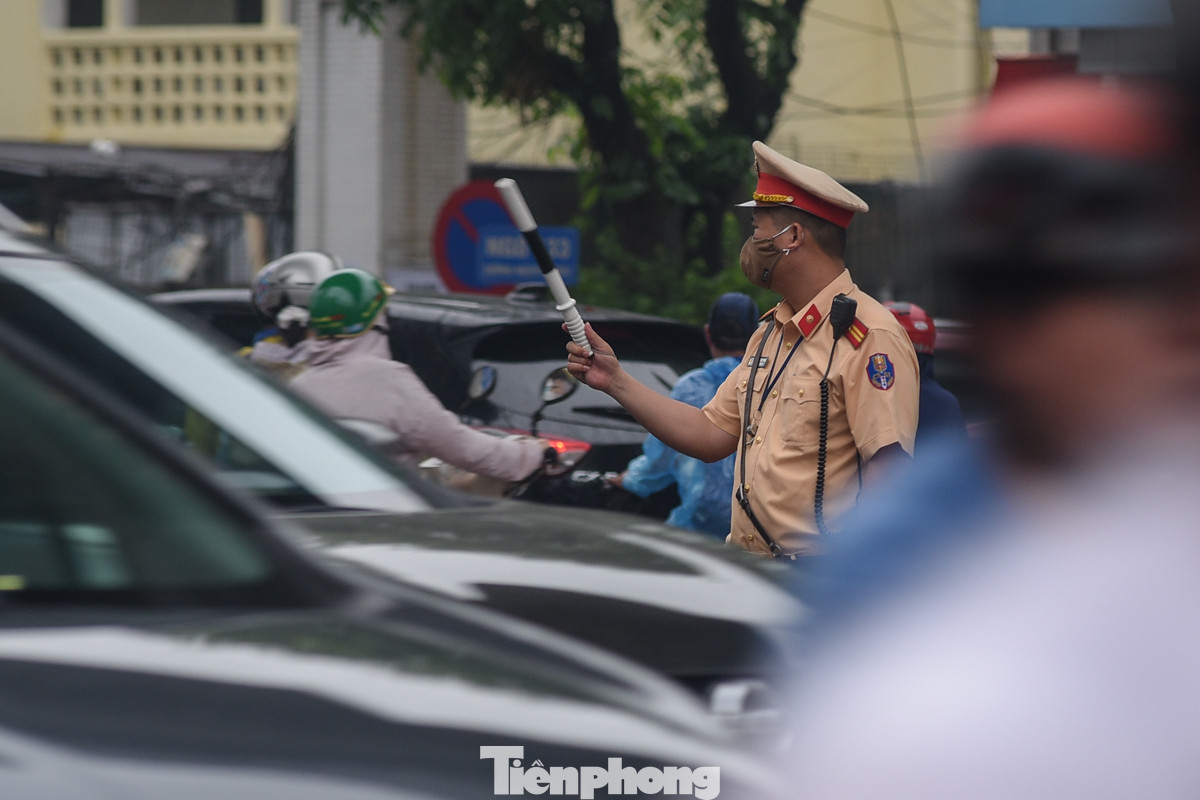 Lực lượng CSGT ra sức phân luồng để giảm tải ùn tắc.