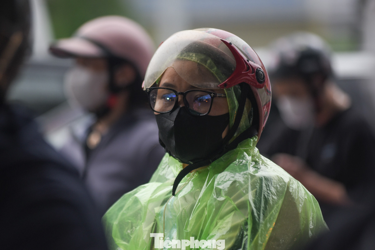 "Trời mưa không lớn lắm nhưng đường rất tắc, mình đi từ Hà Đông sang Đống Đa mà hơn 1 tiếng rồi chưa đến", chị Kim Chi (Đống Đa) chia sẻ.