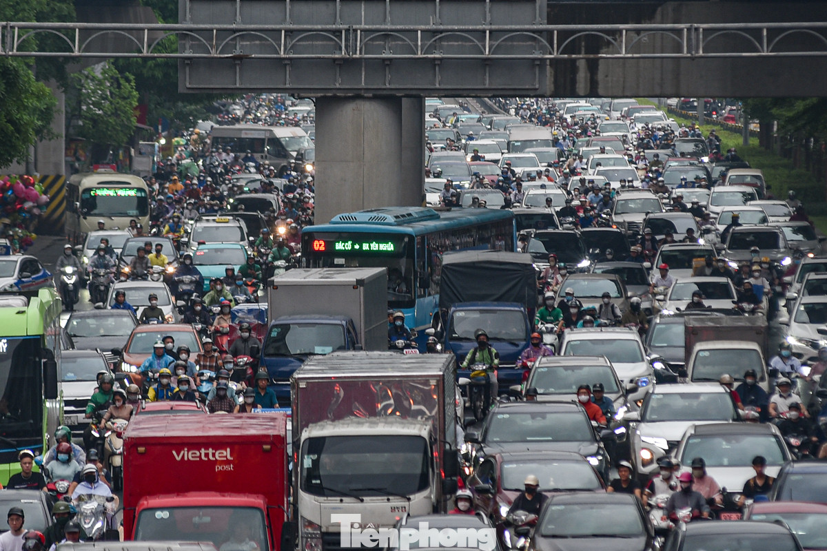 Ghi nhận tại đường Nguyễn Trãi (quận Thanh Xuân) lúc 17 giờ chiều đường phố đông nghẹt xe cộ. Hôm nay cũng là ngày đầu tiên trở lại đi làm của người dân sau kỳ nghỉ lễ 30/4-1/5 kéo dài 5 ngày.
