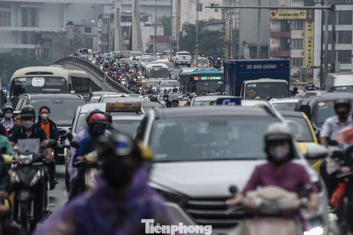 Tại cầu vượt Ngã Tư Sở thời điểm hơn 17 giờ ken đặc người và phương tiện.