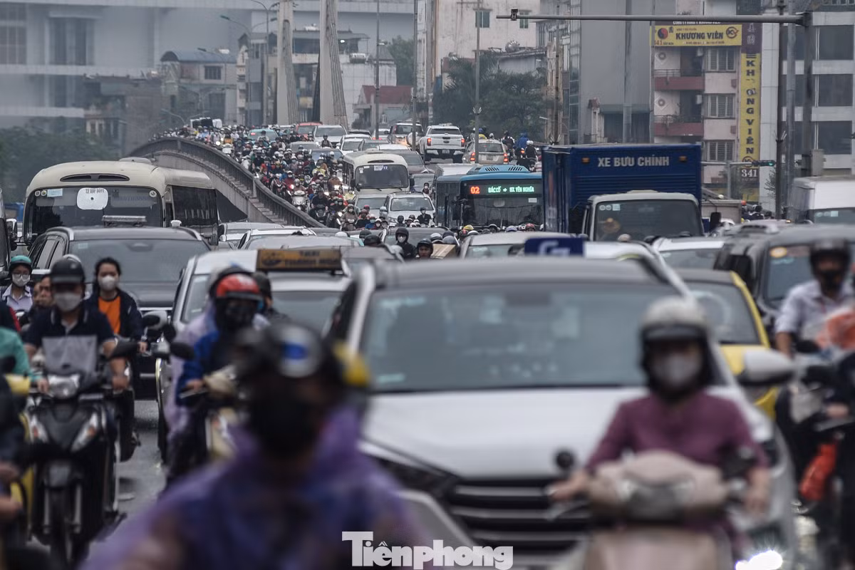 Tại cầu vượt Ngã Tư Sở thời điểm hơn 17 giờ ken đặc người và phương tiện.