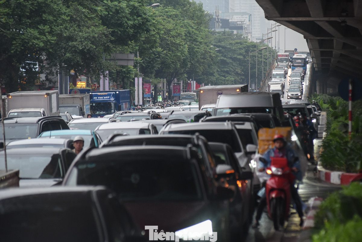 Lối đi xuống Vành đai 3 (đoạn qua Khuất Duy Tiến) ùn ứ kéo dài.