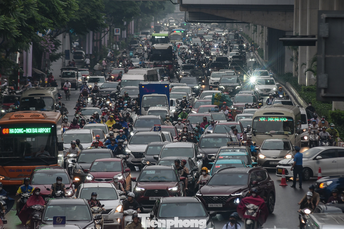 Chiều 2/5, cơn mưa kéo dài trong nhiều giờ đồng hồ khiến các tuyến phố nội đô Hà Nội tắc cứng. Vào giờ tan tầm, hình ảnh từng dòng phương tiện chậm chạp di chuyển xuất hiện khắp phố Hà Nội.