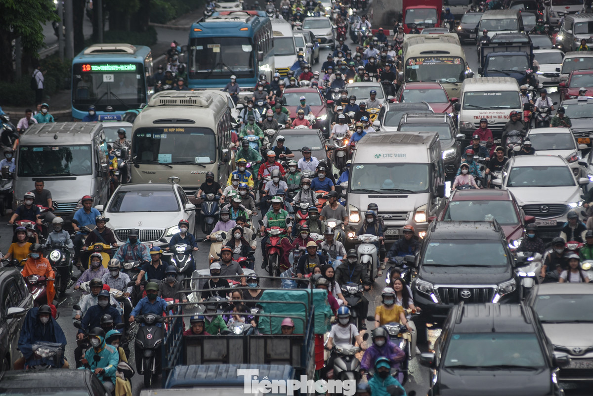 Xe máy và ôtô chen nhau trên đường.