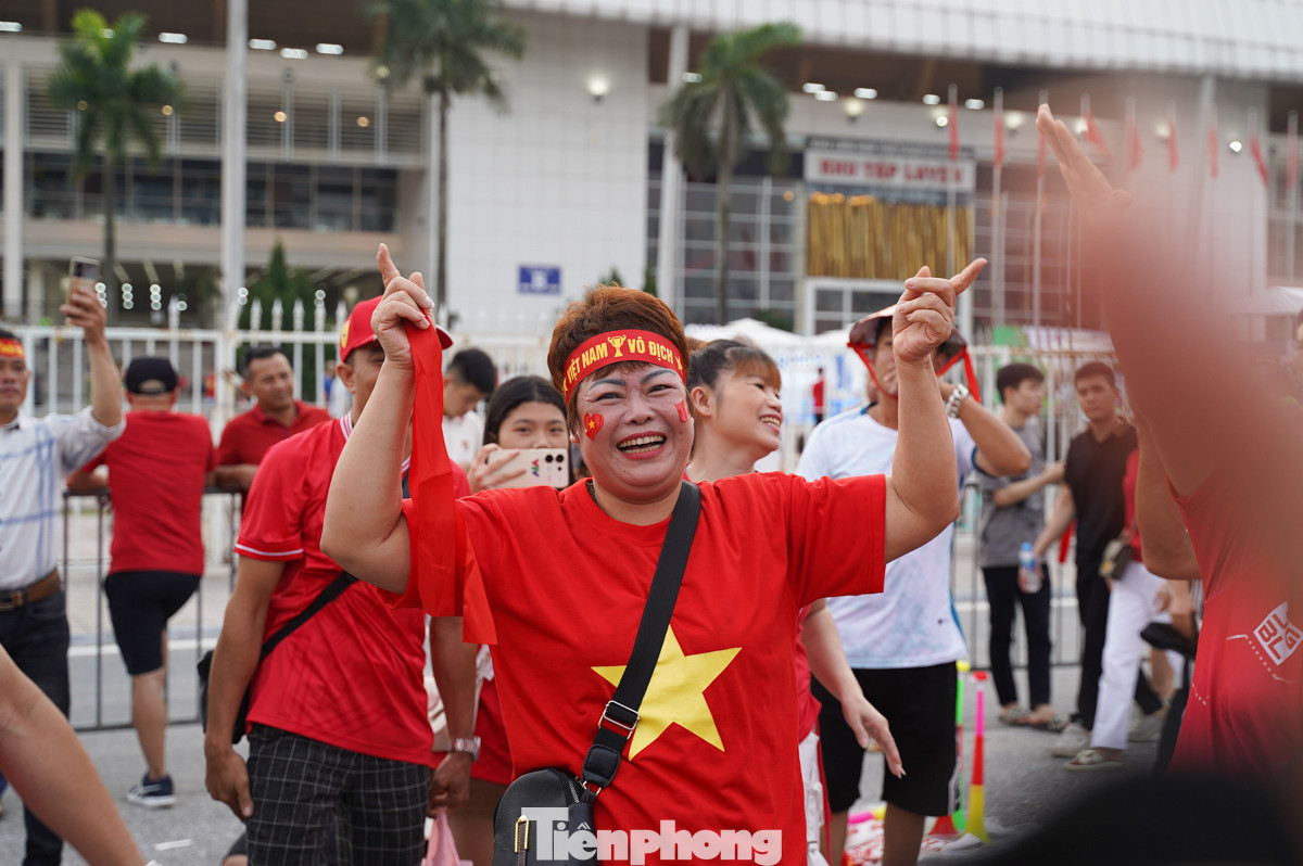 Không chỉ có các cổ động viên Hà Nội, nhiều cổ động viên từ nhiều tỉnh, thành khác cũng đã có mặt tại Mỹ Đình từ rất sớm để &quot;tiếp lửa&quot; cho đội tuyển Việt Nam. Họ tạo ra một không khí vô cùng náo nhiệt.