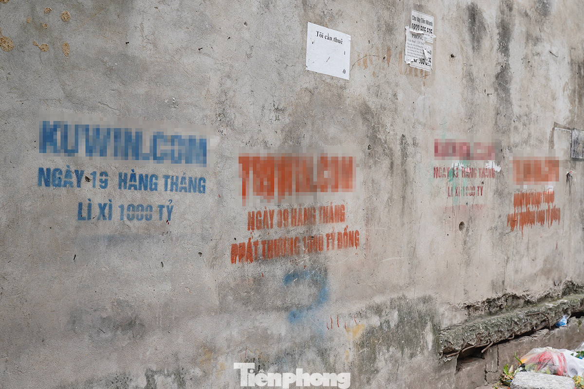 Thời gian gần đây, hàng loạt bức tường, ghế đá tại nhiều tuyến đường, nơi công cộng ở Hà Nội bị sơn các loại quảng cáo cá độ bóng đá, cờ bạc gây mất mĩ quan đô thị.