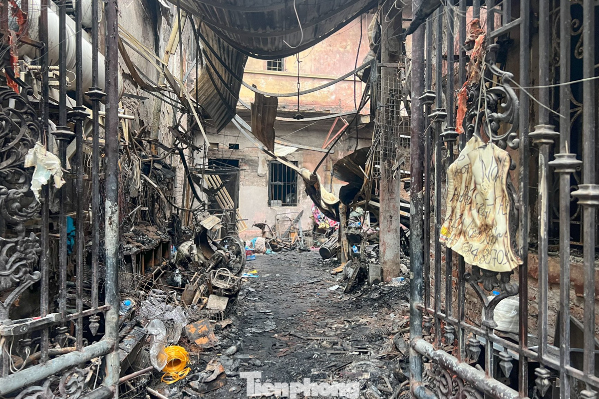 Sân nhà trọ tan hoang sau vụ cháy tan hoang, nhiều vật dụng bị thiêu rụi.