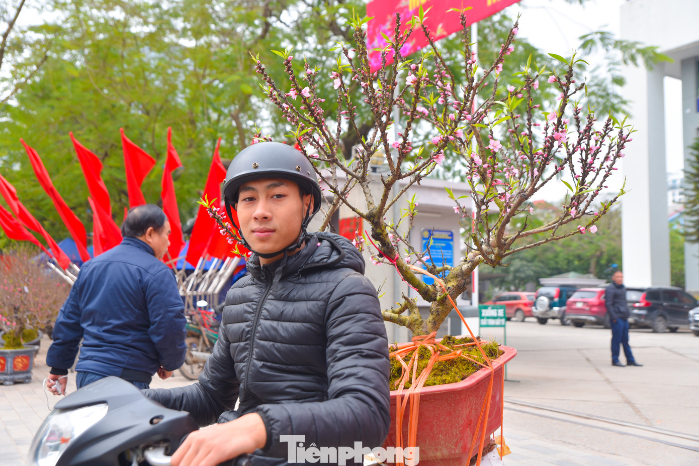 Những ngày gần Tết, anh Vũ Hoàng kiếm được hơn 1 triệu đồng/ngày nhờ việc ship đào cho khách.