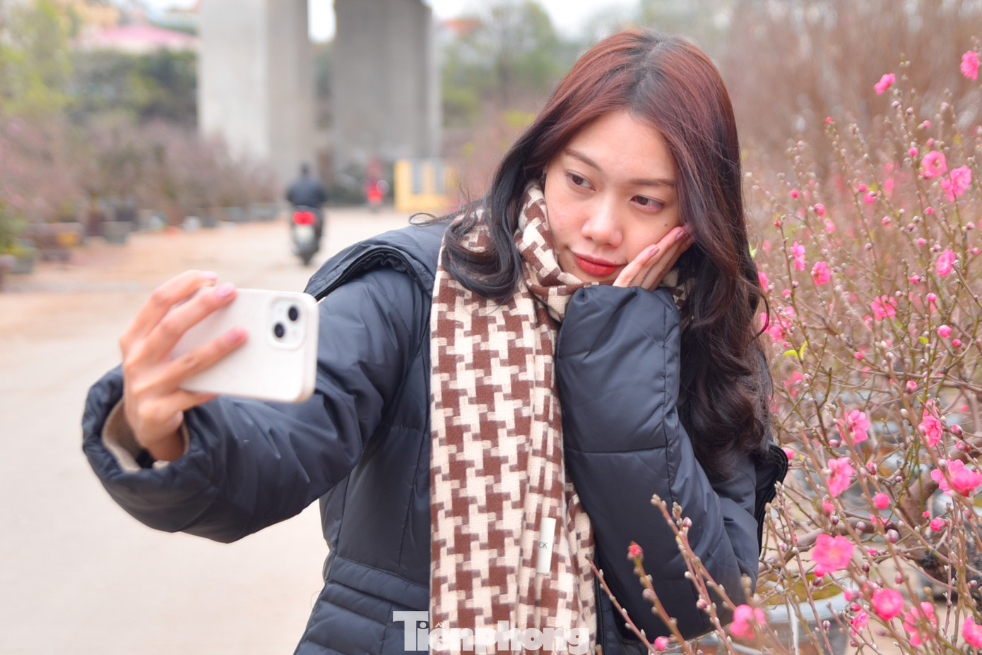 "Mình rất thích không khí Hà Nội những ngày gần Tết và cũng háo hức, mong ngóng Tết từng ngày", bạn gái Thu Trang chia sẻ.