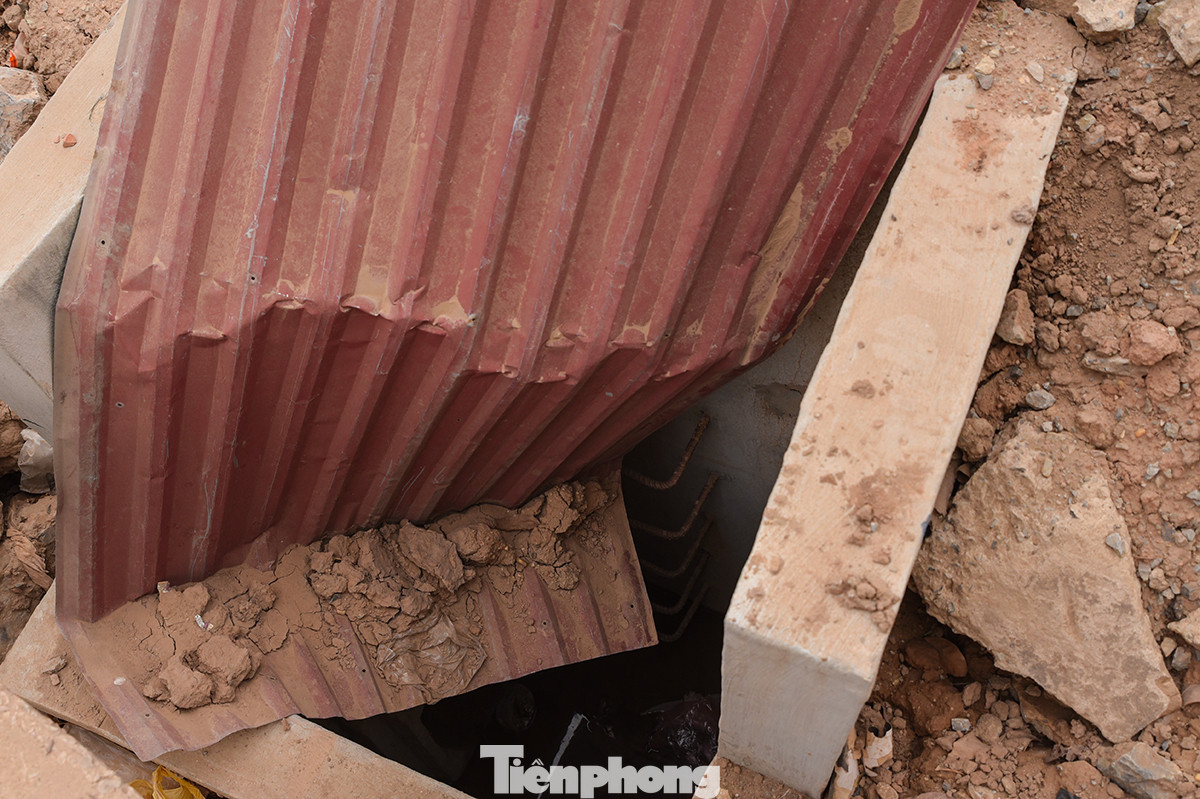 Nhiều cống sâu 4-5m án ngữ sát mặt đường nhưng biện pháp an toàn thực hiện rất sơ sài, gây nguy hiểm cho người dân, đặc biệt vào ban đêm. Nhiều cống sâu 4-5m án ngữ sát mặt đường nhưng biện pháp an toàn thực hiện rất sơ sài, gây nguy hiểm cho người dân, đặc biệt vào ban đêm.