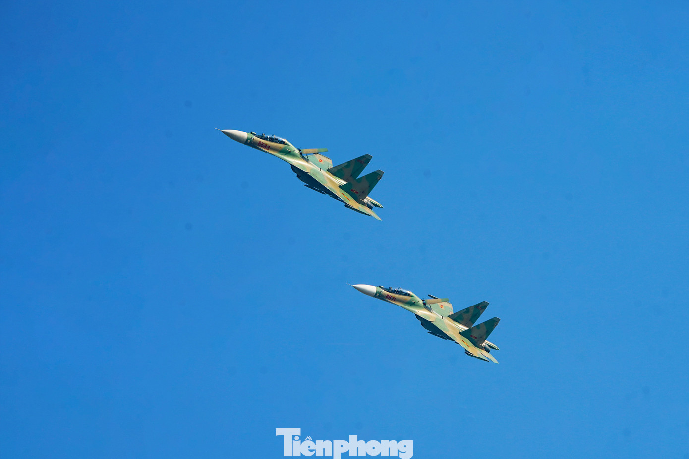 Su-30MK2 nhào lộn trên bầu trời.