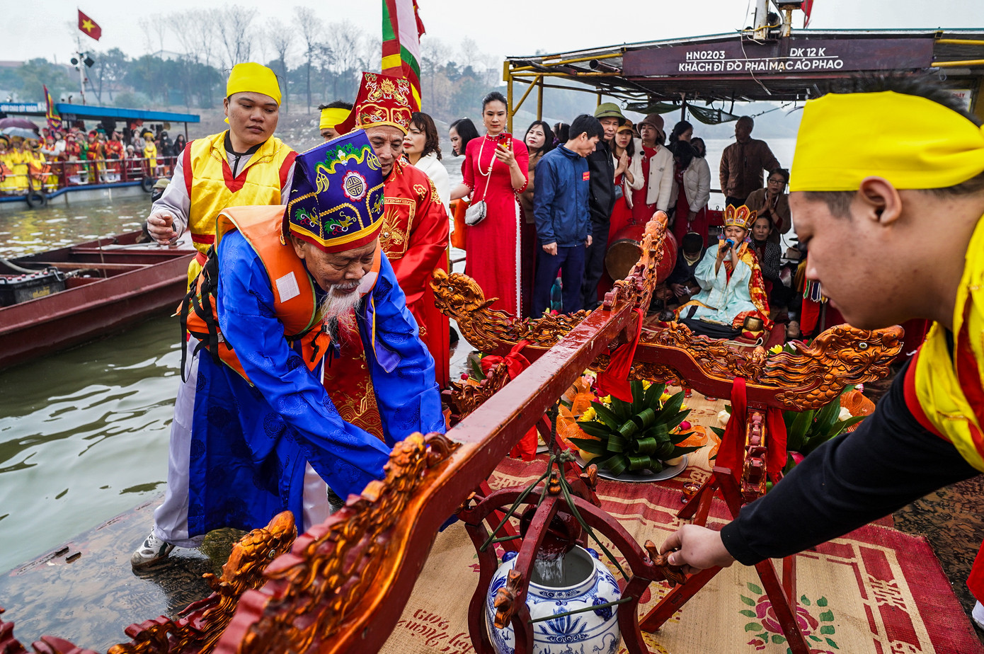 Sau đó, chủ tế sẽ dùng gáo đồng lấy nước từ dưới sông Hồng cho vào chóe bằng gốm.