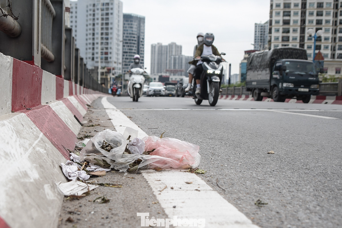 Theo ghi nhận của Tiền Phong chiều 17/5, trên cầu Vĩnh Tuy xuất hiện rất nhiều rác. Đa phần là rác sinh hoạt do người dân thiếu ý thức vứt ra khiến cho khu vực phía trên cầu rất nhếch nhác.