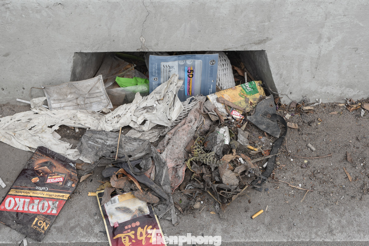 Thậm chí, rác trên cầu bịt kín các miệng của họng thoát nước dọc hai bên cầu.