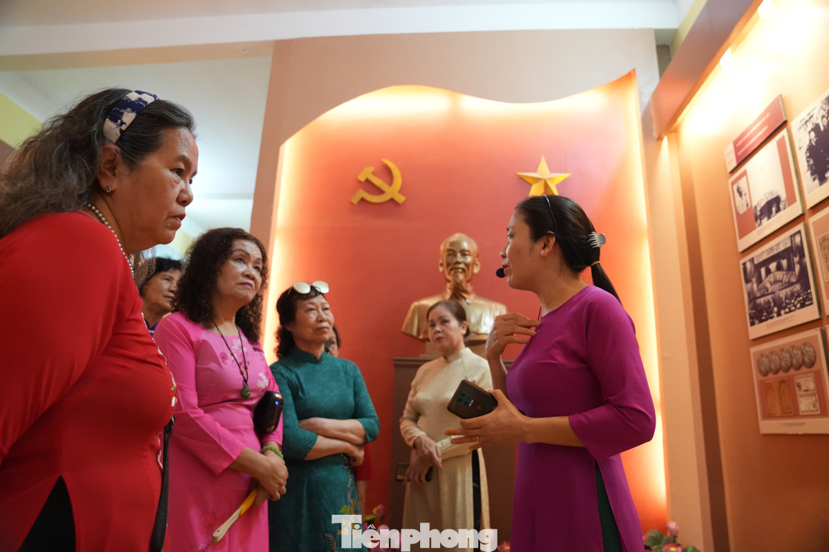 Dù không phải lần đầu, nhưng mọi người chăm chú lắng nghe câu chuyện về Bác Hồ cùng những câu chuyện lịch sử gắn bó cùng ngôi nhà.