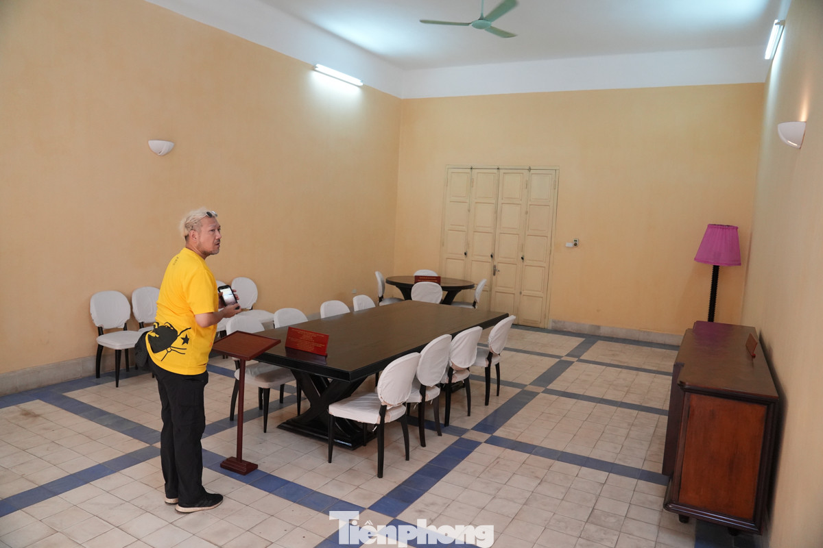 Họ cố gắng để tìm hiểu từng chút thông tin quý giá có được.