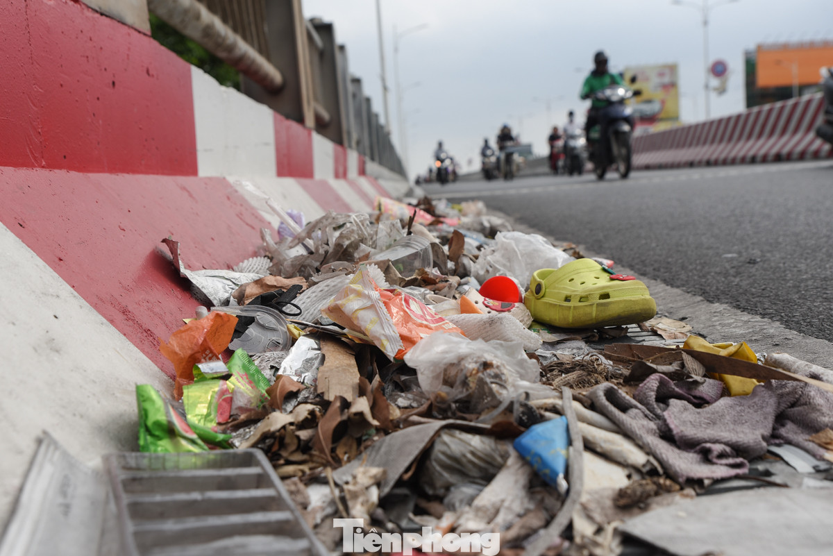 "Tôi thường xuyên đi qua cầu Vĩnh Tuy, tình trạng rác thải khiến cho tôi thấy cây cầu rất xấu. Nếu không cận thận khi di chuyển trúng rác, bánh xe trơn trượt có thể xảy ra tai nạn không đáng có", ông Hoàng Văn Minh (quận Long Biên, Hà Nội) chia sẻ,