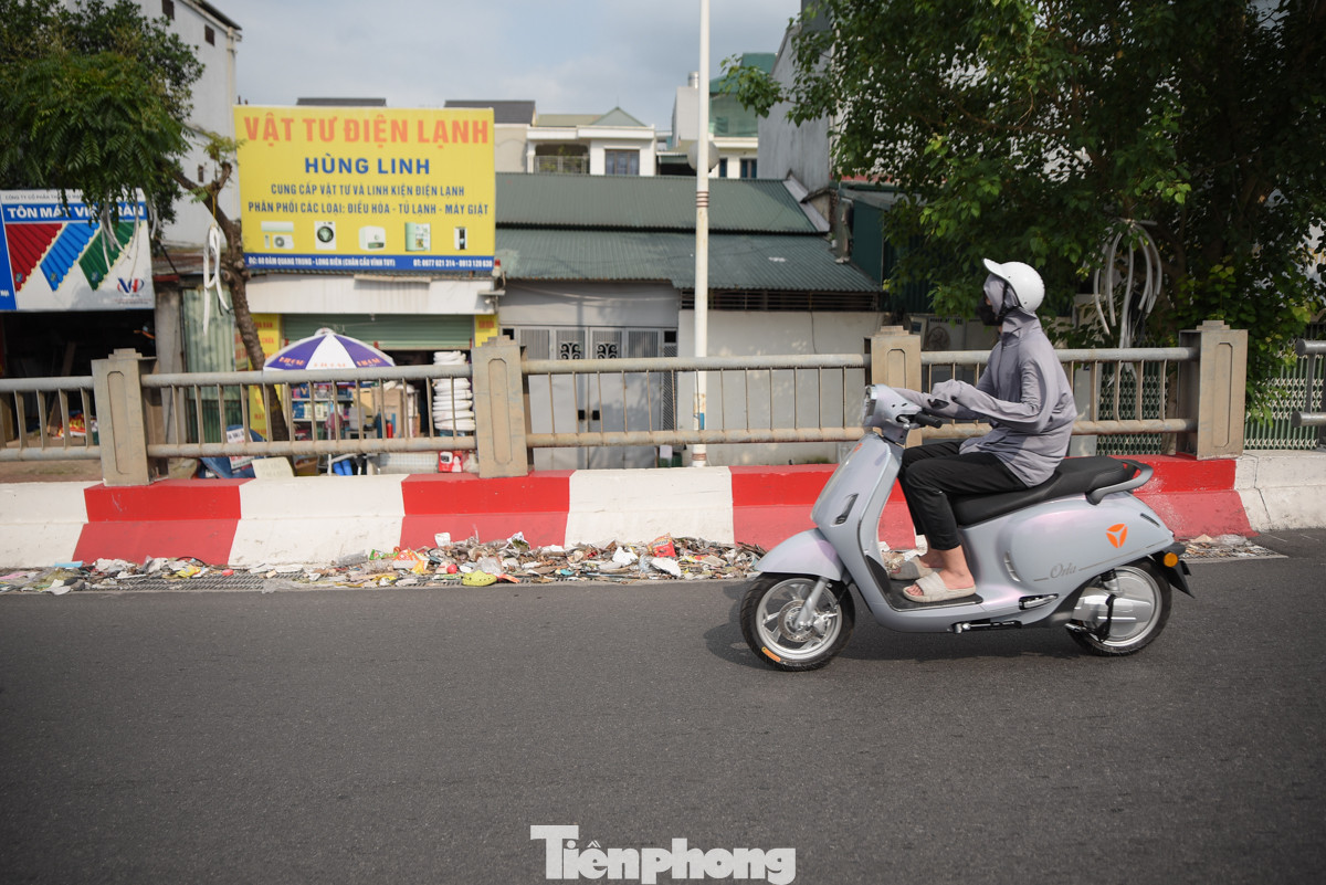 Chị Hoa (sống gần Cầu Vĩnh Tuy) cho biết, từ khi cầu thông rất ít khi chị Hoa thấy có người đến đây dọn rác. "Cây cầu này rất đẹp, từ khi thông xe chúng tôi rất phấn khởi. Tuy nhiên, phía trên cầu quá nhiều rác", chị Hoa chia sẻ.