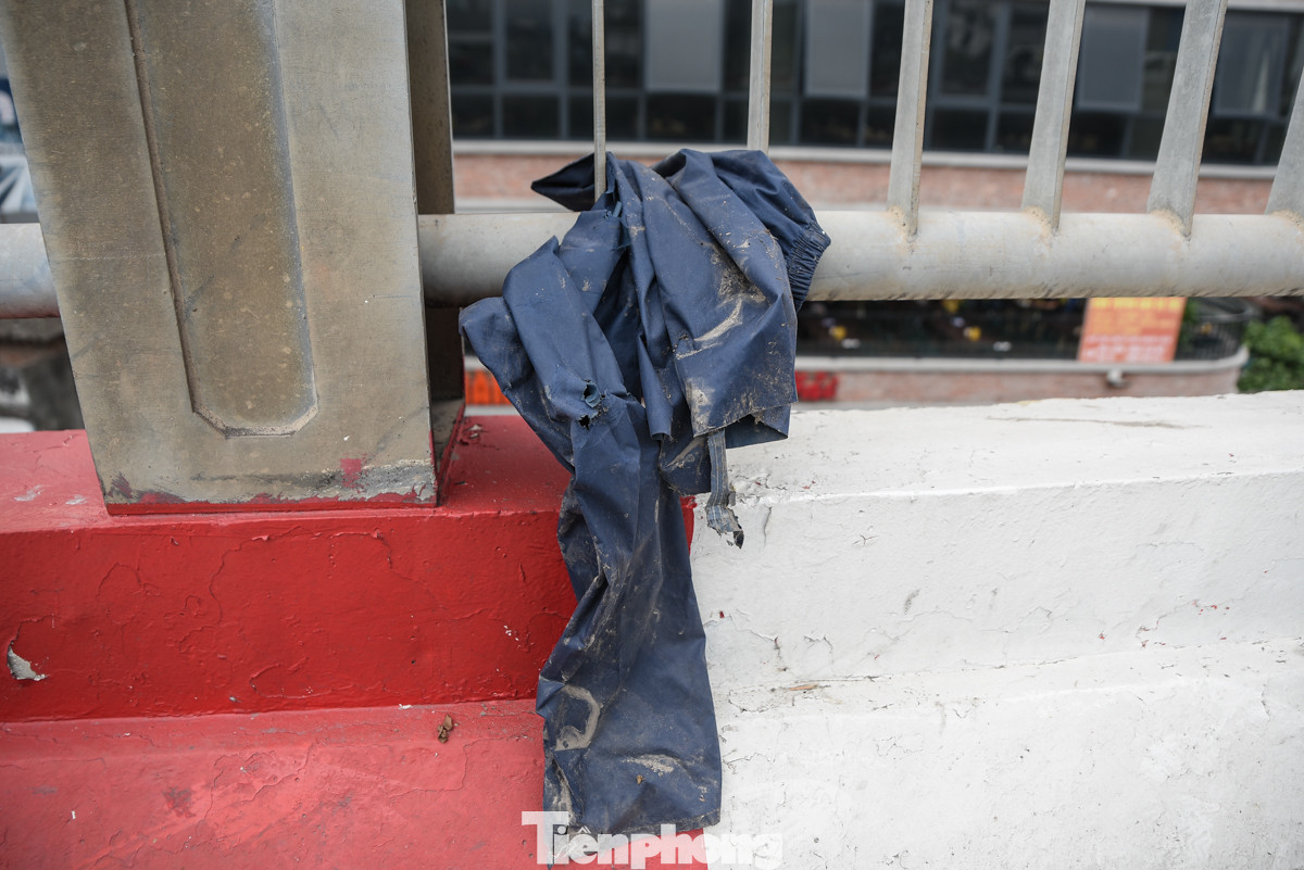 Rác thải sinh hoạt vứt bừa bãi dưới mặt đường, trên lan can cầu Vĩnh Tuy.