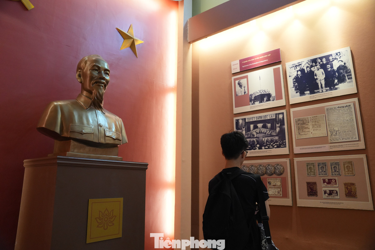 Một số bạn trẻ cũng đến tìm hiểu lại các chi tiết về lịch sử cũng như những chứng tích được ghi lại. Vì nơi đây có những bức ảnh, tư liệu mà trên mạng xã hội không thể tìm thấy.