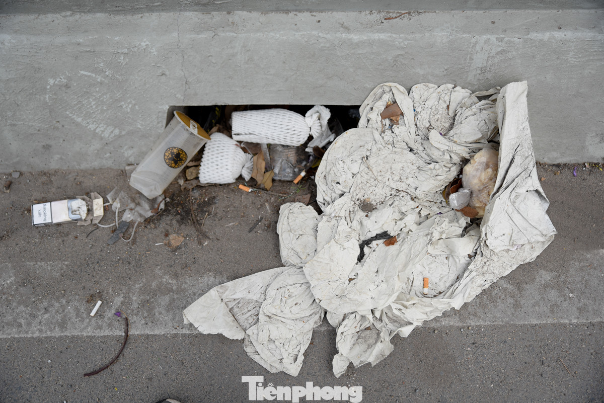 Thậm chí, rác trên cầu bịt kín các miệng của họng thoát nước dọc hai bên cầu.