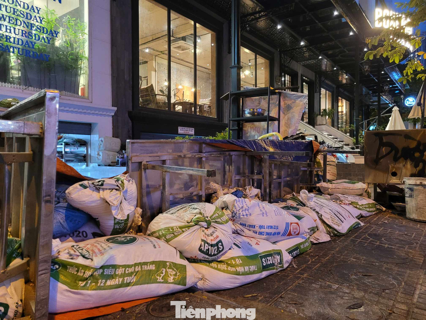 Người dân dùng bao cát chống nước tràn vào nhà tại khu đô thị An Khánh.