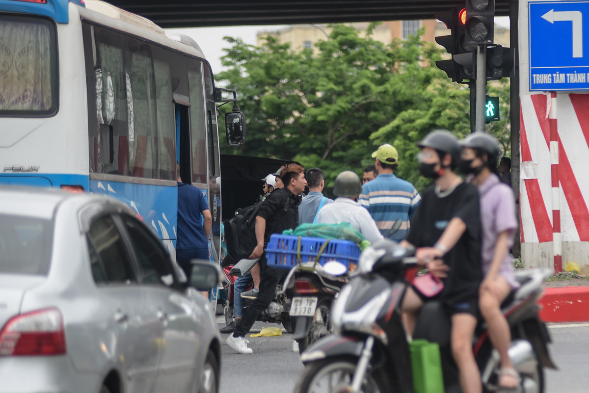 Quan sát trong 30 phút, phóng viên đã chứng kiến hàng chục chuyến xe dừng trả khách trên đường, hành khách len lỏi qua đầu các ôtô đang di chuyển. Quan sát trong 30 phút, phóng viên đã chứng kiến hàng chục chuyến xe dừng trả khách trên đường, hành khách len lỏi qua đầu các ôtô đang di chuyển.